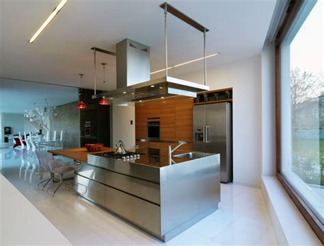 It fuses a modern eclectic circular design with delicate stainless steel metalwork.(designers: 18 Beautiful Stainless Steel Kitchen Design Ideas