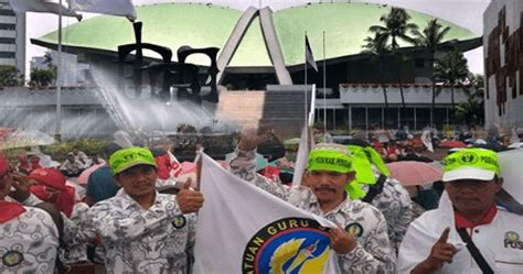 Ratusan guru honorer se indonesia demo di istana negara. Tuntut Disetarakan Dengan Guru PNS, Guru Honorer Demo Di ...
