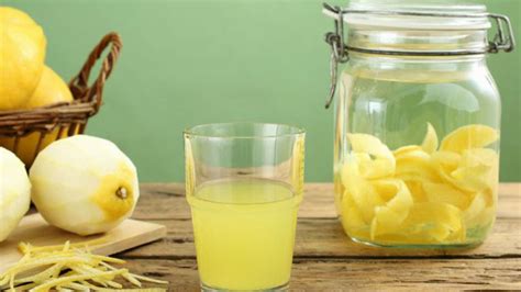 Ciao e buona domenica a tutti,oggi con il boss vi mostriamo come facciamo il #limoncello. Limoncello fatto in casa: la ricetta originale con limoni ...