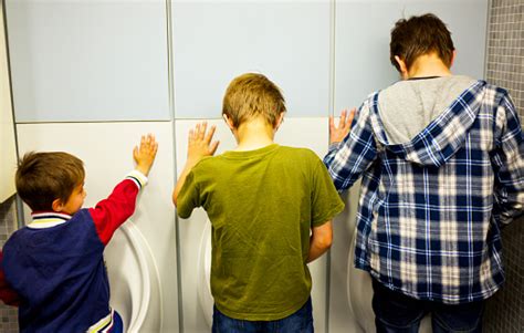 Três Relacionados Com Diminuição Da Escala Pissing Público Urinóis De Trás Fotografias De
