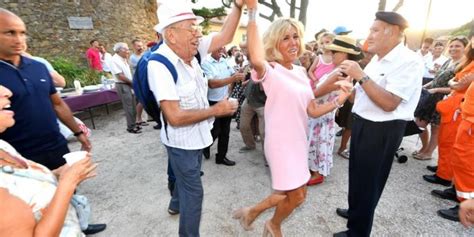 Vidéo Brigitte Macron Danse Avec Un Homme à Bormes Les Mimosas