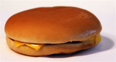 McDonalds Cheeseburger ads vs reality com Werbung gegen Realität