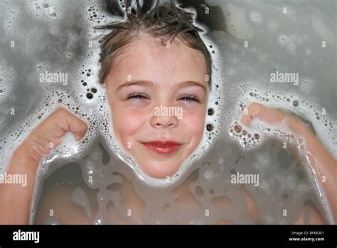 Sieben Jahre Alter Junge Lächelnd In Der Badewanne Während Ich Seine Haare Gewaschen Und Seine