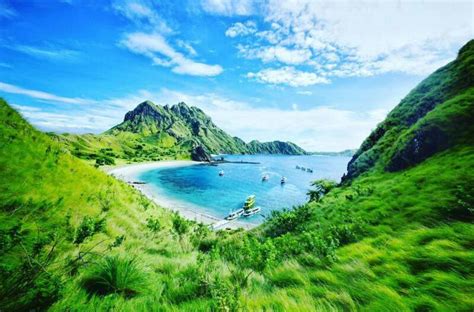 But unless you do the short 30 min hike to the highest point on the island, you would never know. Padar Island Tour - Flores Experience Adventure