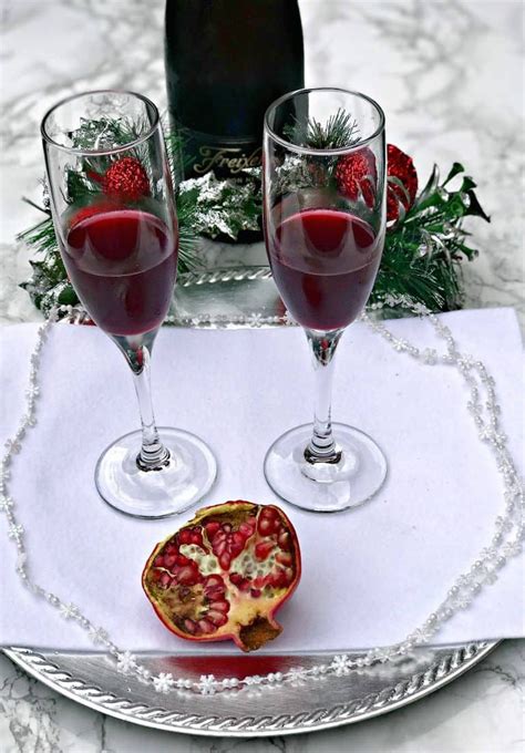 See more ideas about champagne drink recipes, cocktails, champagne cocktail. Pomegranate Holiday Mimosas Punch are the perfect easy ...