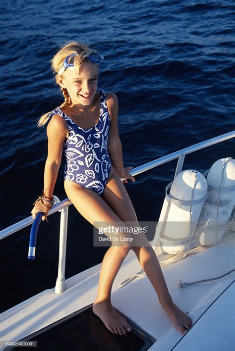Girl In Sailboat Smiling Elevated View Portrait Foto De Stock Getty