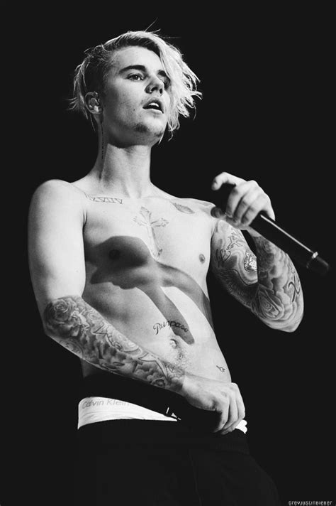Bieber Se Exibe Levantando A Camisa E Mostrando Abdome Sarado Artofit