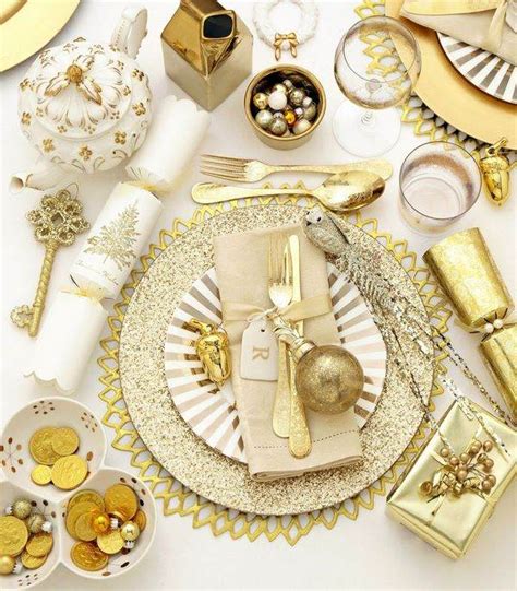 Glamorous Christmas Table Decoration In Gold For An Exclusive Atmosphere
