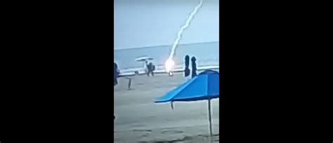 Σοκαριστικό βίντεο από τη στιγμή που μητέρα πεθαίνει από χτύπημα κεραυνού σε παραλία Thessnikigr