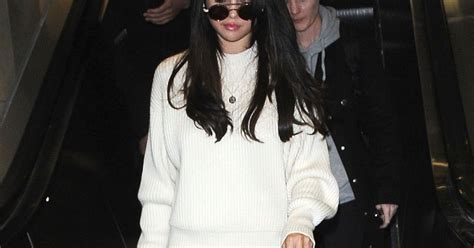 Selena Gomez Arrive à Laéroport De Lax à Los Angeles Le 28 Novembre