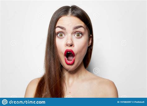 Mujer Con Expresión Facial Sorprendida Amplia Boca Abierta Hombros