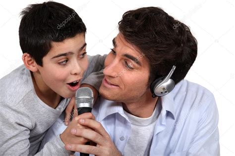 Padre E Hijo Cantando — Fotos De Stock © Photography33 14580857
