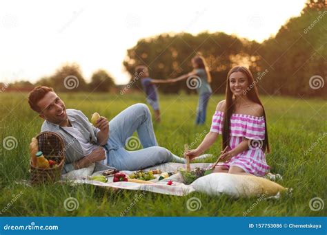 Feliz Familia Haciendo Picnic En El Parque Foto De Archivo Imagen De