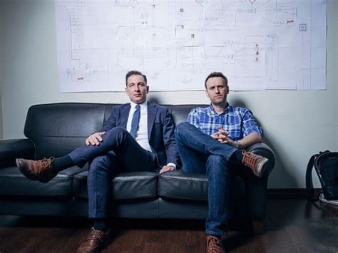 За его передвижением следили журналисты и политики со всего мира. Приставы задержали директора фонда Навального из-за фильма ...