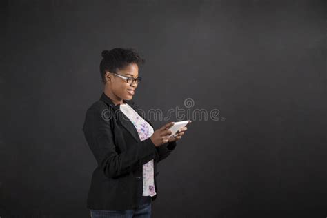 femme africaine avec le comprimé sur le fond de tableau noir photo stock image du tableau