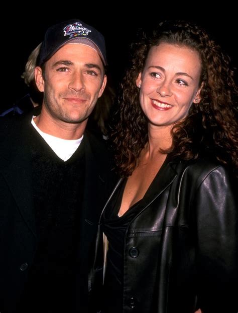 Inside Luke Perry S Unusual Love Life As Fiancee And Ex Wife Were At