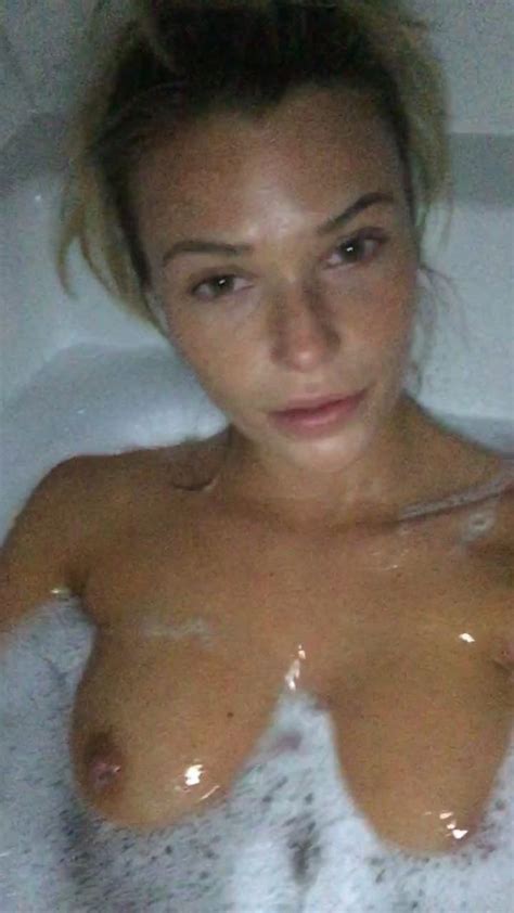 Famous Naked Celebs On Twitter Samantha Hoopes Nude And Sexy Photos