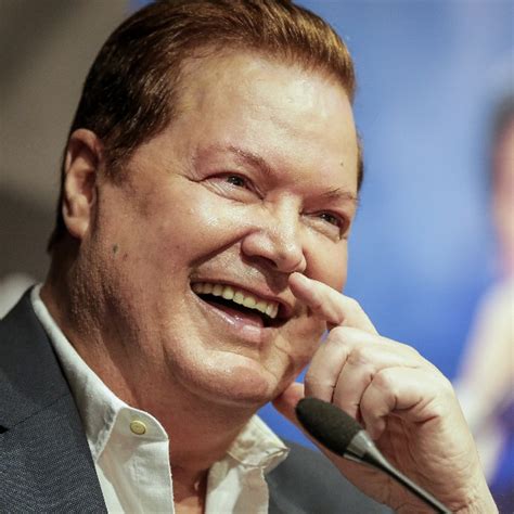 He is one of the most popular singers in portugal. Sabe qual é o verdadeiro nome de Marco Paulo? Não tem nada ...