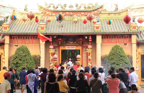 Đặc biệt, bạn cần ăn mặc lịch sự nhã nhặn, tấm lòng thành kính, tôn nghiêm, chắc chắn mọi điều tốt. Nét đẹp trước ngày lễ hội Rằm tháng giêng tại Bình Dương