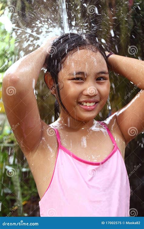 Mädchen in der Dusche stockbild Bild von asiatisch menschlich