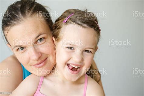 Potret Ibu Dan Anak Merangkul Tersenyum Foto Stok Unduh Gambar