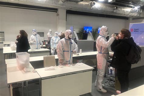 Auf elf teststraßen wird jeder einzelne vor dem austria center vienna auf eine mögliche infektion getestet. Teststraße beim Austria Center ausgelastet - wien.ORF.at