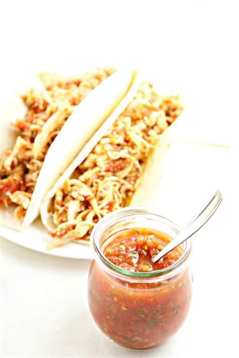 Arrange onions and garlic over chicken breasts. Crock-Pot Slow Cooker Salsa Chicken - bell' alimento