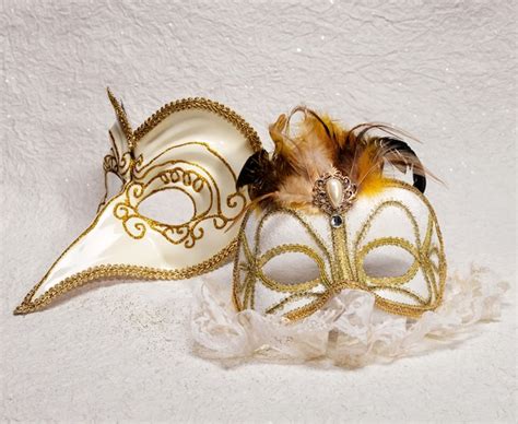 Dos Máscaras De Carnaval Veneciano Decoradas Con Plumas Y Perlas Foto