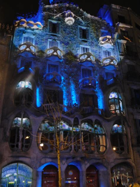 (0.03 км) haute custom beauty institute & spa. La Casa Batlló se iluminará de azul en el Día Mundial de ...