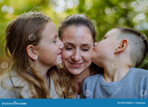 Retrato De Familia Feliz Con Sus Hijos En La Naturaleza Foto De