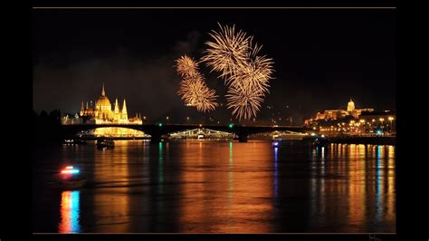A főváros számos turisztikai szempontból is jelentős programnak ad otthont. Tűzijáték Budapest, 2011. augusztus 20. Egy kamerás ...