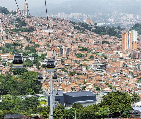 En Las Comunas 8 Y 9 De Medellín Los Habitantes Se Transportan Volando