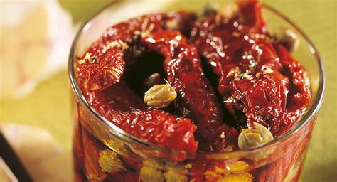 Speciale antipasti di pesce 10 ricette. Pomodori secchi con capperi e origano | Ricetta e Cucina
