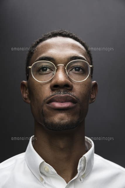 Portrait Of Serious Black Man Wearing Eyeglasses 11018094071 の写真素材・イラスト素材｜アマナイメージズ