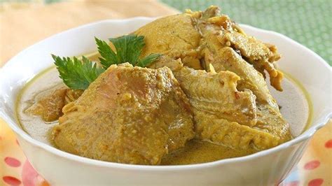 Panaskan sedikit minyak, lalu tumis bumbu halus beserta serai, lengkuas, daun jeruk dan daun salam hingga harum. Resep Menu Lebaran, Opor Ayam Bumbu Jinten, Simak Tips ...