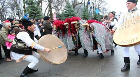 Cele Mai Frumoase Tradiții și Obiceiuri Românești De Anul Nou Care