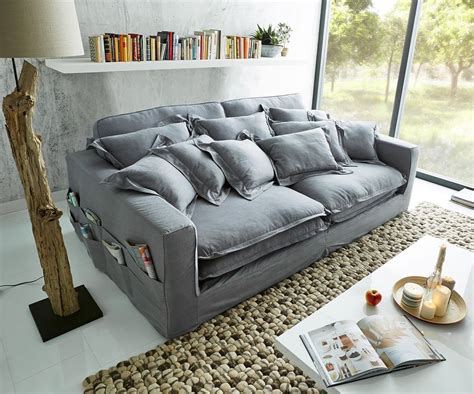 Ein sofa, das den landhausstil zusammen mit weiteren wohnzimmermöbeln inszeniert, darf sich einer abgerundeten formensprache und weicher bezugsstoffe bedienen, um harmonie auszustrahlen. Pin auf Wohnzimmer