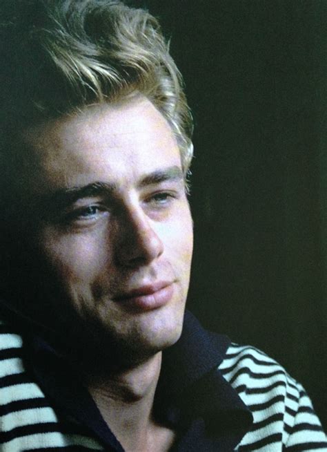 A round face shape is characterized by a wide hairline and fullness below the cheekbones. James Dean | James dean, James dean photos, Dean