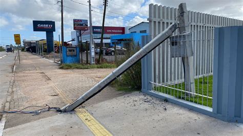 Carreta arranca fios e derruba poste na Avenida Cônego Luiz Walter