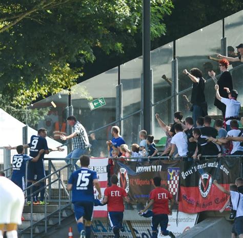 Dazu grashüpfer, wilde stunde, fußball ags und feriencamps. Fußball: DFB-Pokal: Prügelei zwischen Viktoria-Fans - WELT