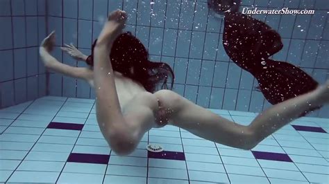 Underwater Babe Liza Rachinska Swims Naked