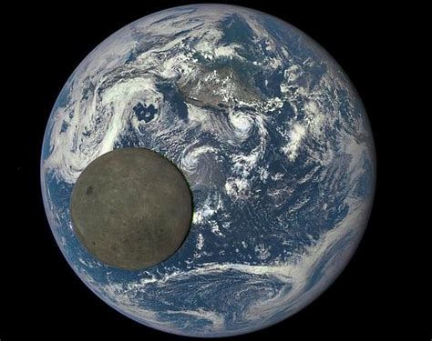 La Nasa Publica La Imagen M S Pica De La Luna Mientras Cruza La Tierra