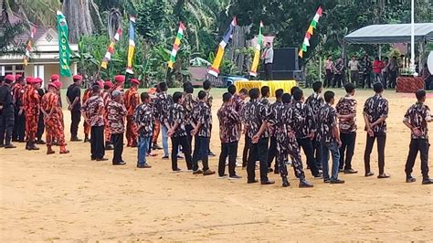 Agar bisa lebih padat, alat untuk memadatkannya adalah lempengan dari besi yang dibuat secara khusus seperti mesin hand press. PEMBUKAAN TURNAMEN PIALA DANDIM ROHIL OLEH WAKIL BUPATI ...