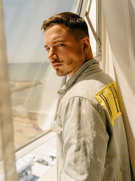 J balvin es un cantante colombiano de música urbana y reguetón. How J Balvin Made Reggaeton Hot Again | The FADER