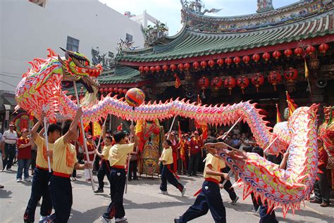 Also known as kowloon's ball parade. Lumière sur le Nouvel An chinois, entre traditions millénaires et festivités colorées