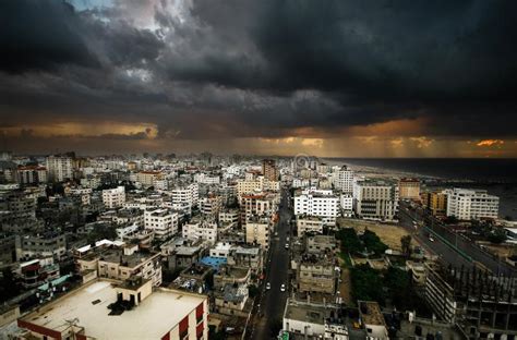 Gaza im gouvernement gaza ist die größte stadt im gazastreifen, der seit 1994 de jure unter verwaltung der palästinensischen autonomiebehörde steht, seit juni 2007 aber de facto von der. Gaza-Stadt Auf Vom Hoch Ist Zu Hoch Stockfoto - Bild von ...