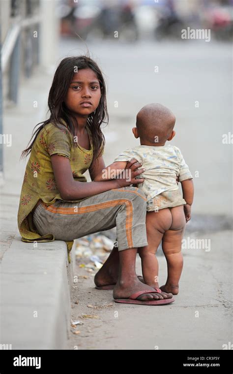 Obdachlose Mädchen Betteln Auf Der Straße Von Kathmandu Nepal Stockfoto