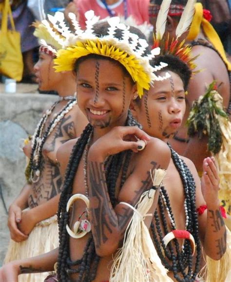 Motuan Girls Dress For The Hiri Moale Festival Smiling People People