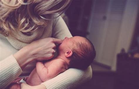 Rüyada Kucağında Bebek Taşıdığını Görmek Ne Anlama Gelir? Ne Demek