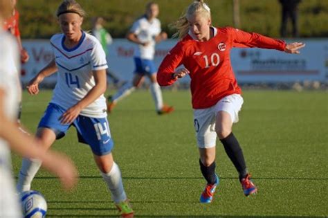 Amalie snøløs (24) has since she became known through farmen in 2017 made a career in the spotlight. Nordlys - Tromsøjente klar for EM-kvalik